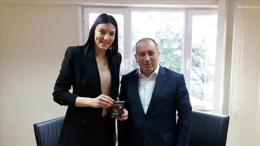 Crnadak diplomatski pasoš BiH uručio reprezentativki Srbije