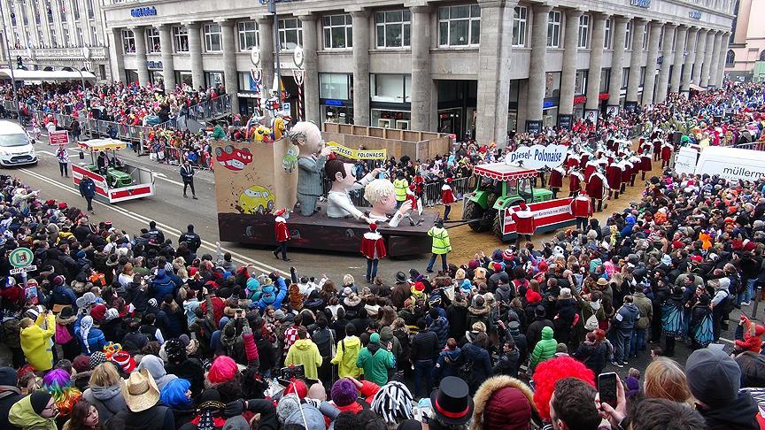 '5. Mevsim' karnavalında yüzlerce ton şekerleme ve çikolata dağıtıldı
