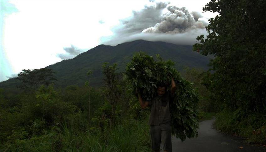 Gunung Agung meletus lagi, asap 1.500 meter di atas kawah