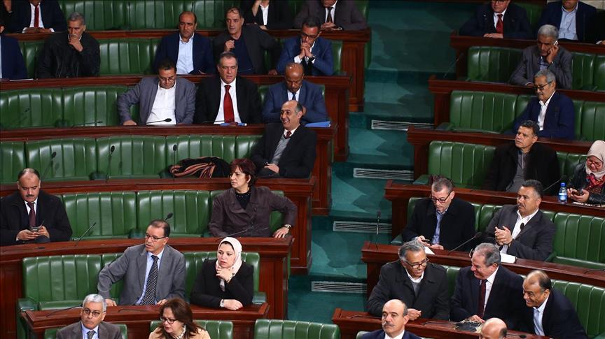 Tunisie: un député déchire le drapeau israélien en séance plénière