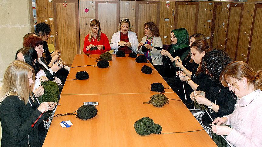 Mektuplarına cevap veren askerlere atkı ve bere örüyorlar