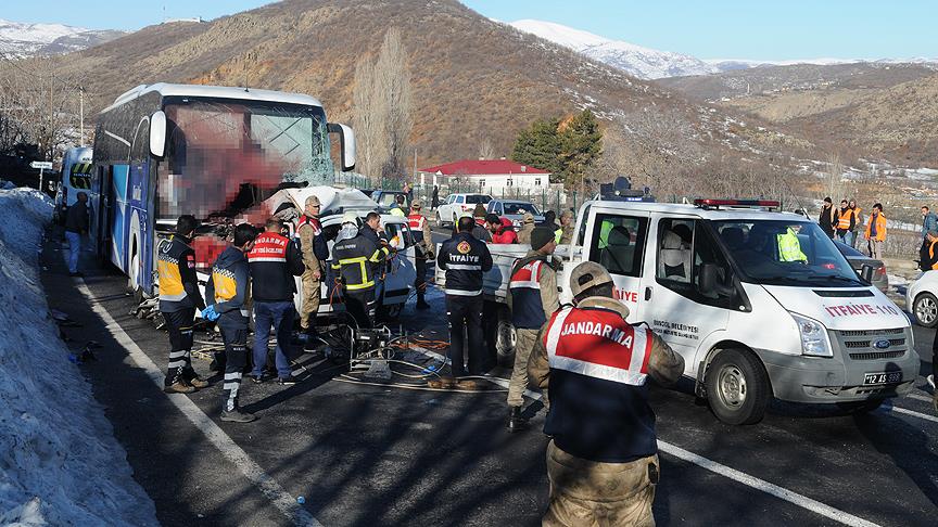 Yolcu otobüsü hafif ticari araçla çarpıştı: 4 ölü, 7 yaralı 