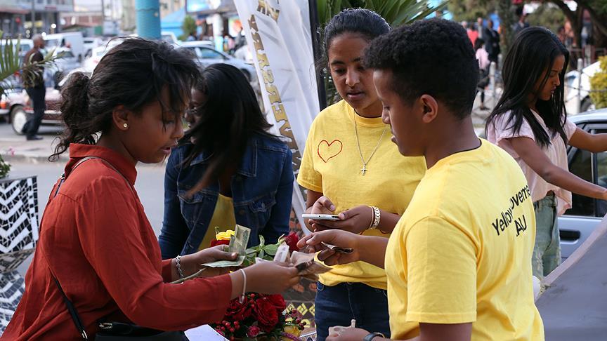 Sevgililer Günü'nde çiçek satarak yoksul öğrencilere yardım ediyorlar