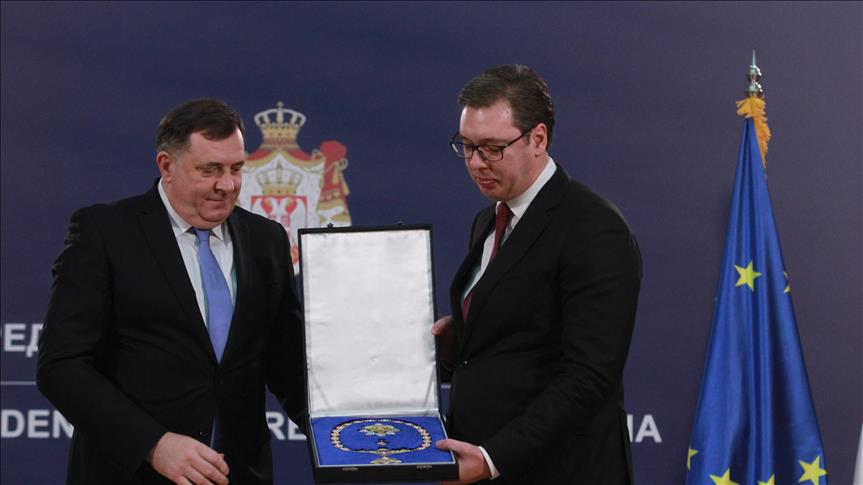 Dodik uručio Vučiću orden za zasluge u razvijanju saradnje, opstanak i afirmaciju RS-a