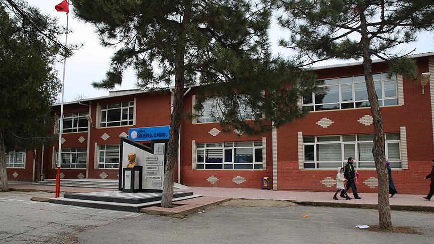 Okul çevresinde amaçsız bekleyene para cezası