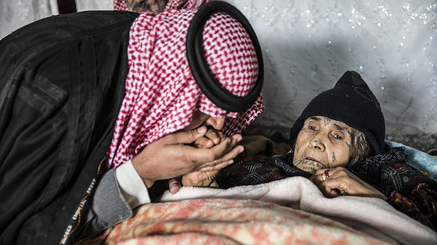 Сириец 12 км нес на руках мать, раненую террористами 