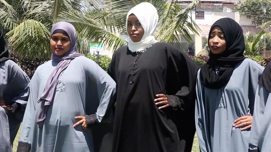 شابة صومالية تتحدى المنتجات المستوردة بأزياء محجبة (تقرير)
