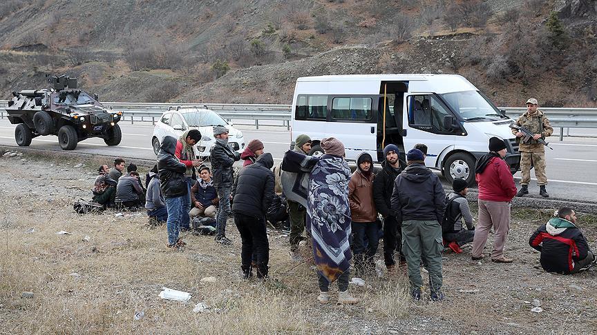 Over 900 migrants detained on Turkish borders