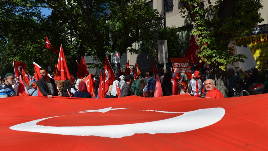 Avustralya'da yaşayan Türkler Mehmetçik için ayakta