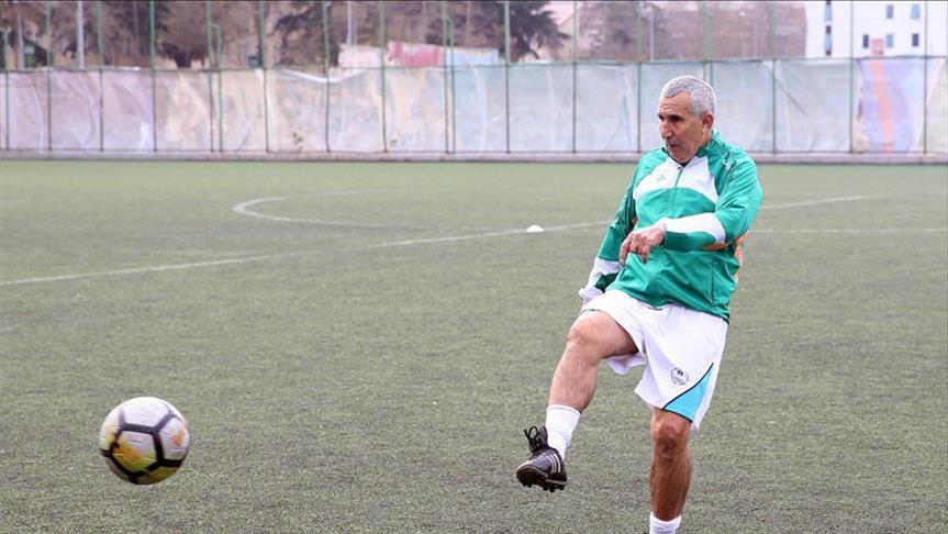رغم العقود السبعة.. عجوز تركي يواصل لعب كرة القدم في دوري الهواة