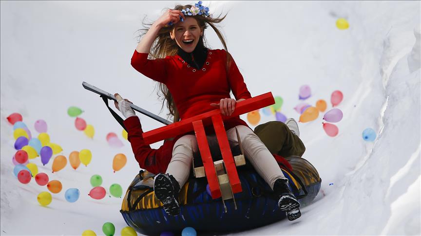 Festival "Battle Sani" u Moskvi: Spuštanje u šlaufima niz snježnu stazu