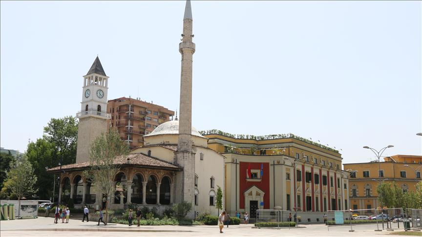 Xhamia Et'hem Beu mbyllet për besimtarët, do të restaurohet nga TIKA