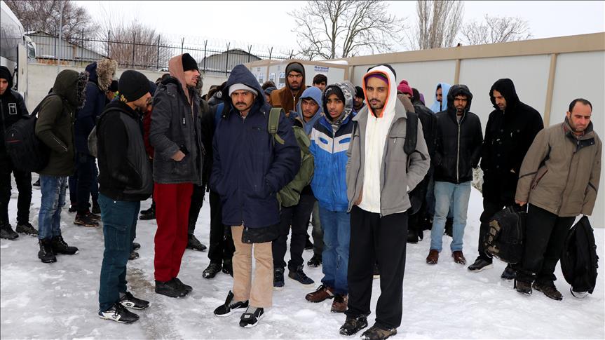 Grecia encarcela y luego abandona inmigrantes en la frontera turca