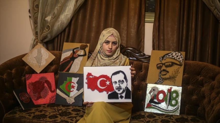 فلسطينية ترسم أردوغان باستخدام المسامير والخيوط