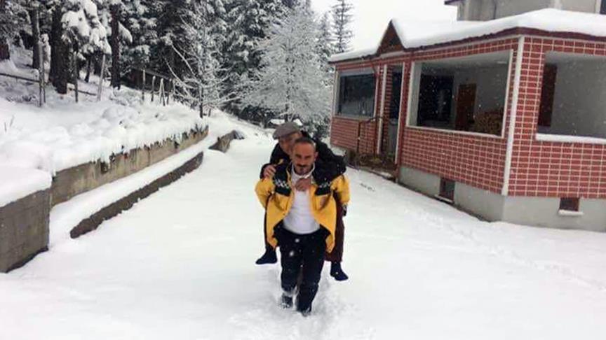 Şehit babasını sırtında taşıdı
