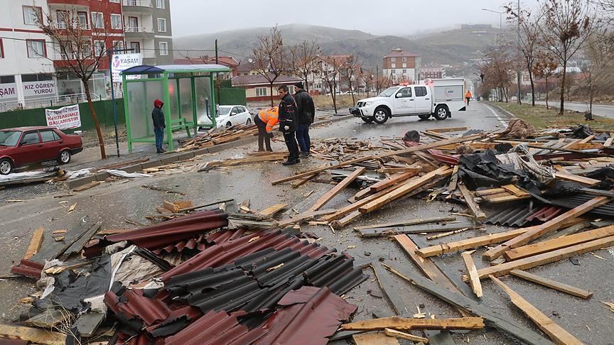 Yozgat'ta şiddetli rüzgar çatıları uçurdu: 1 yaralı