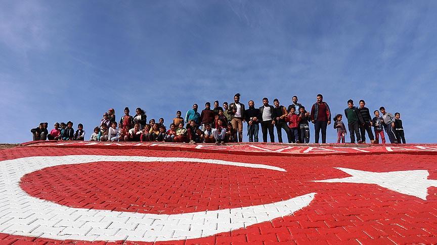 Hataylı çobanın yaptığı 'dev bayrağa' ziyaretçi akını