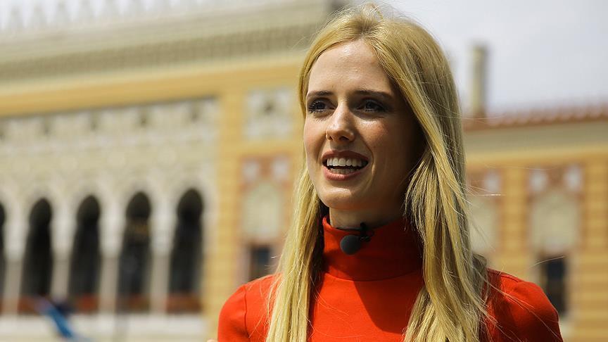 بطلة مسلسل على مر الزمان الألمانية كارولين تتلقى عروضا جديدة بتركيا