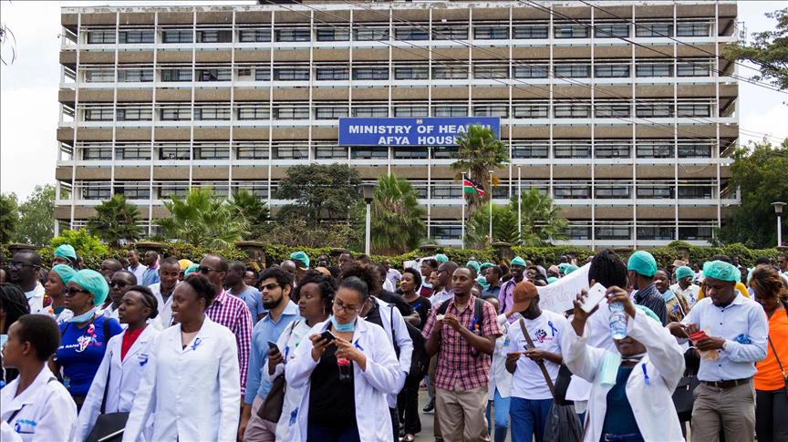 Más de 700 doctores en Kenia en paro para rechazar suspensión de colega