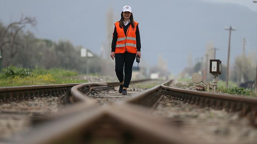 Tren raylarına 'kadın eli'yle yön veriyor