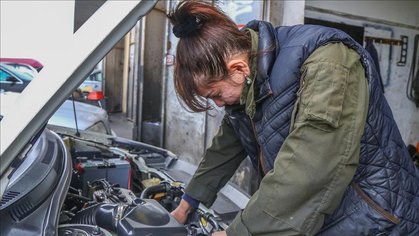 Женщины в мужских профессиях: бакинка чинит автомобили 