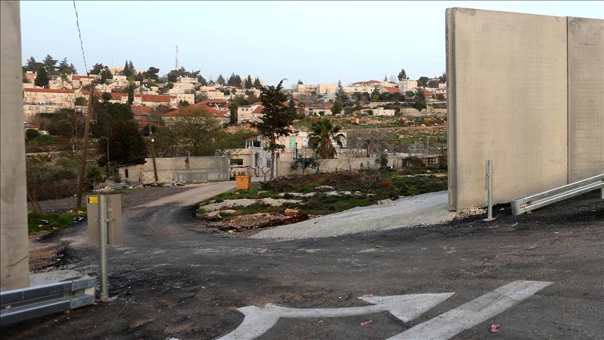 "مستوطنة" و"جدار" يحولان حياة عائلة "حامد" الفلسطينية إلى "سجن" (تقرير)