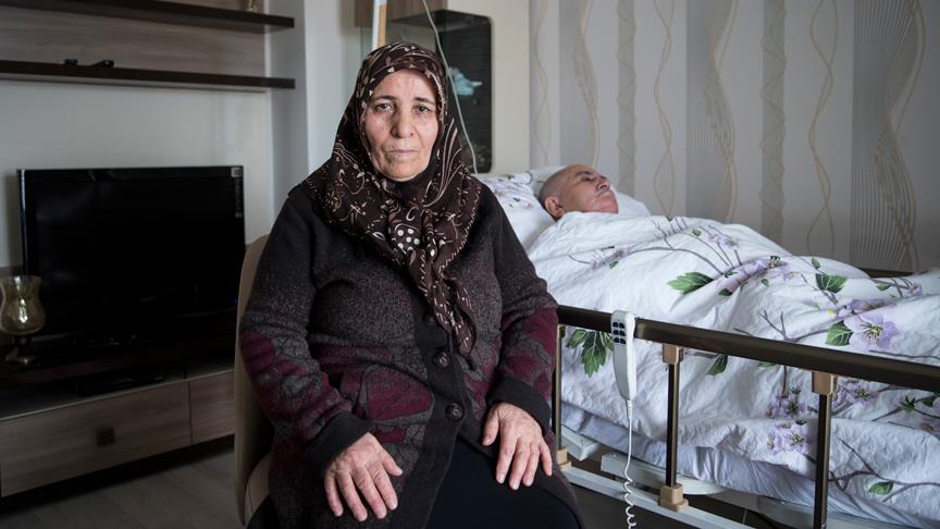 Felçli eşine bakan 81 yaşındaki kadının okuma azmi