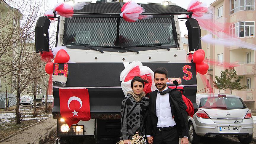 Nikahlarına gelin aracı gibi süsledikleri TOMA ile gittiler 