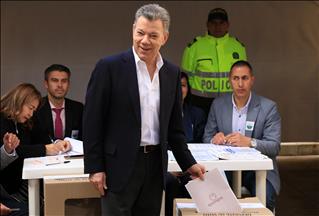 Colombia realiza su jornada electoral más pacífica en 50 años