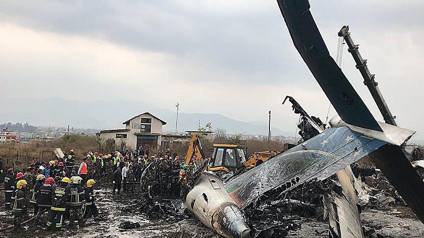 Bangladeş yolcu uçağı Nepal'de düştü: 49 ölü