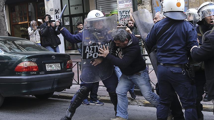 Yunanistan'daki haciz protestosunda arbede yaşandı