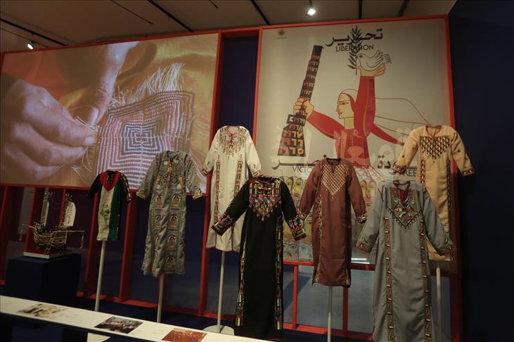 "غزل العروق".. ملابس توثق مائة عام من تاريخ فلسطين