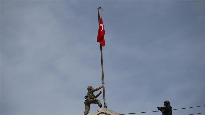 [Vidéo] Le drapeau turc hissé dans la centre de la ville d'Afrin 