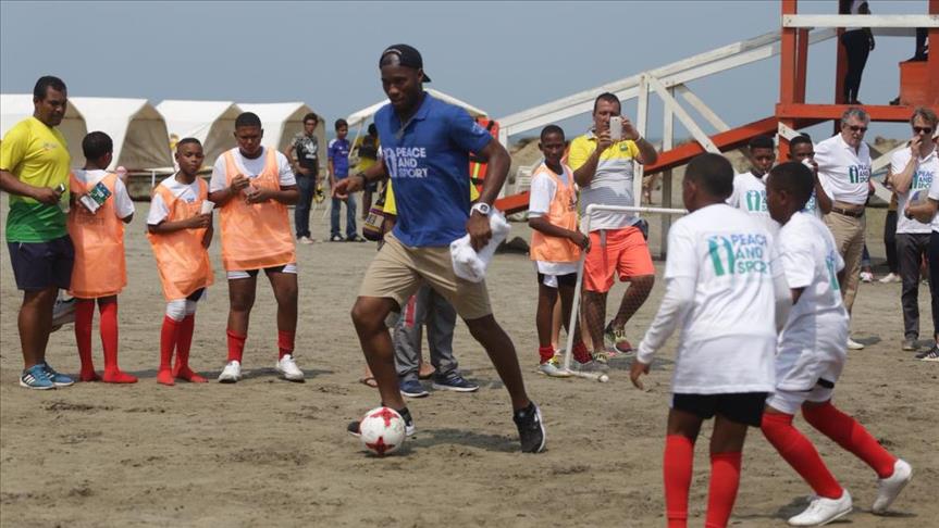 Didier Drogba jugó fútbol con niños de Cartagena, Colombia