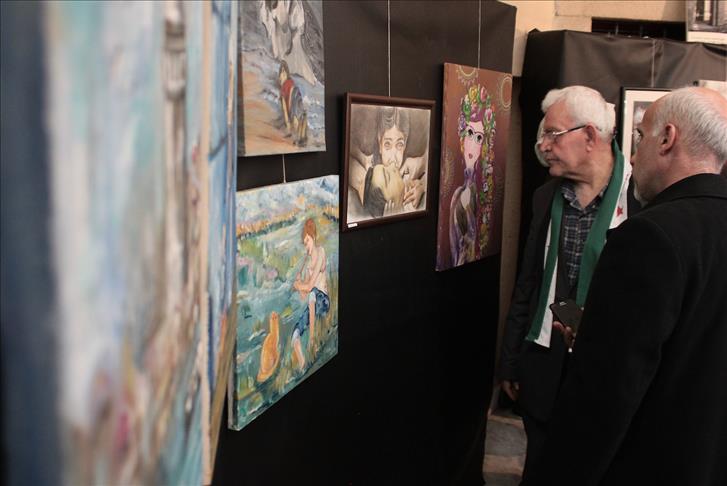 رسامون سوريون يتضامنون مع أيتام الحرب بلوحاتهم 