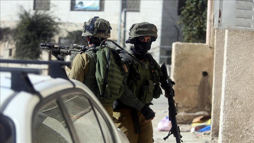 الجيش الإسرائيلي يعتقل فلسطينيا بعد محاصرة منزله شمالي الضفة الغربية 