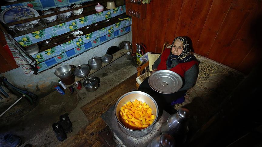 Karadeniz'in 'gönülleri yaşlanmayan' nine ve dedeleri