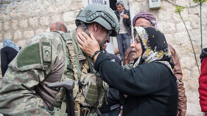 По ослободувањето, жителите на Африн ги поздравуваат турските војници