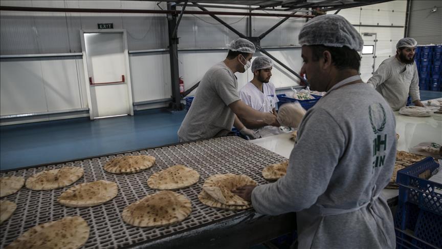 Afrin: du pain et des vivres en provenance de Turquie pour la population