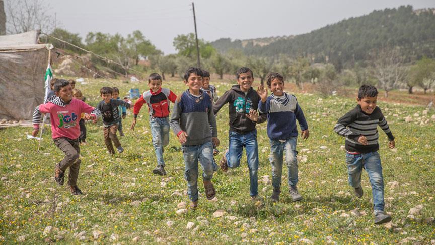 أطفال عفرين يلهون تحت شمس الحرية.. وأراجيح على أغصان الزيتون