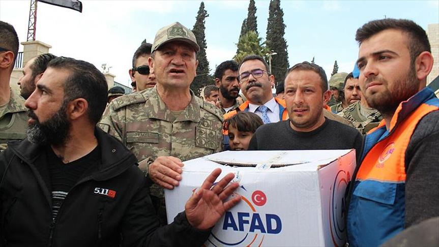 قائد الجيش الثاني التركي يشرف في عفرين على توزيع مساعدات إنسانية