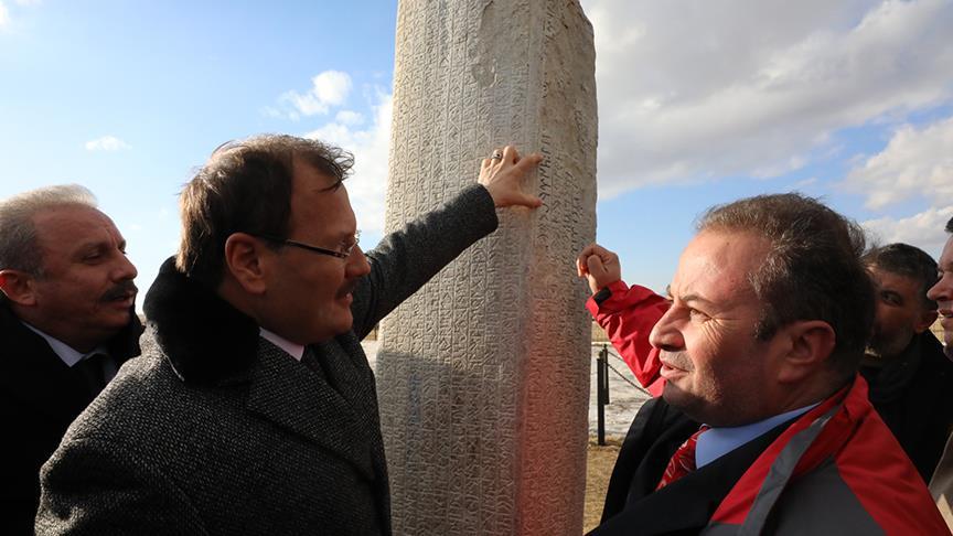 Başbakan Yardımcısı Çavuşoğlu Bilge Tonyukuk anıtını gezdi