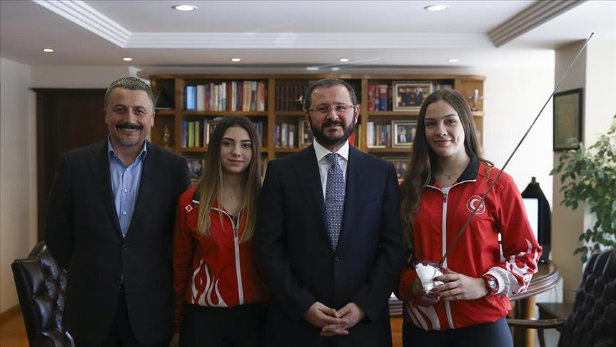 Turkish fencing stars thrill with crossed swords