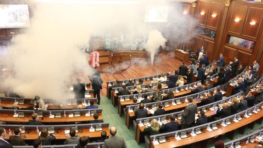 Kosovo: Du gaz lacrymogène au parlement