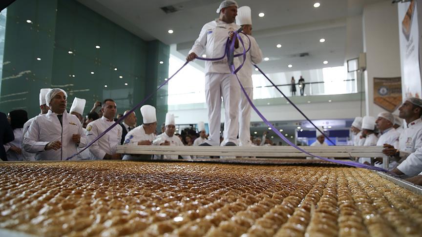 'Dünyanın en büyük baklavası' başkentte yapıldı