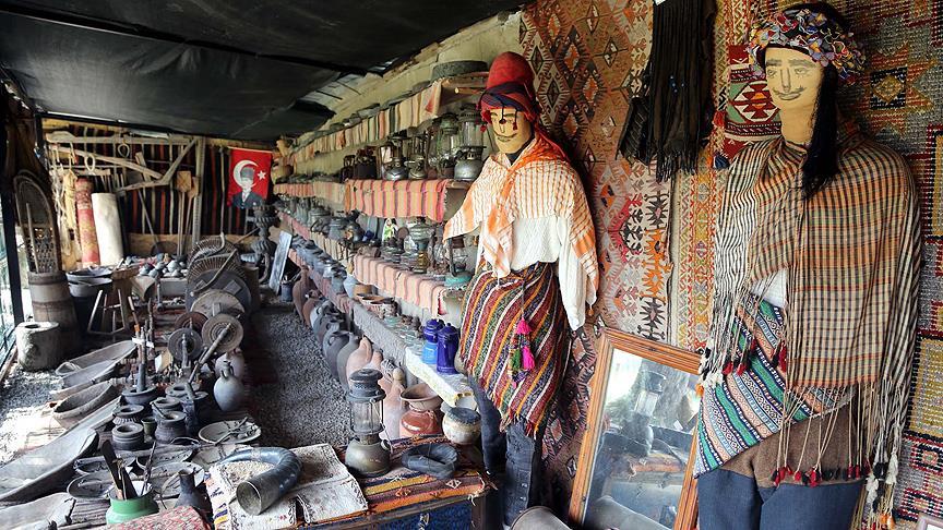 Evinin bahçesine 'yörük müzesi' kurdu