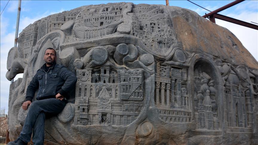 Sirijski kipar stijenu pretvara u knjigu historije i šalje poruku mira
