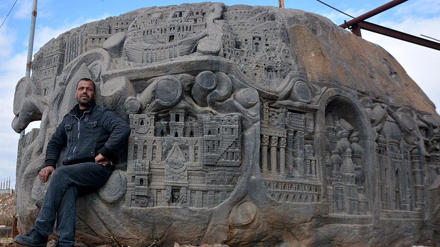 Suriyeli heykeltıraş barış mesajını 117 tonluk kayaya işledi