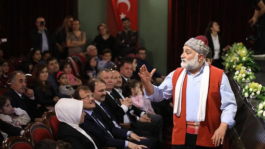 Başbakan Yardımcısı Çavuşoğlu 'Masalcı Vakıf Dede' oyununu izledi