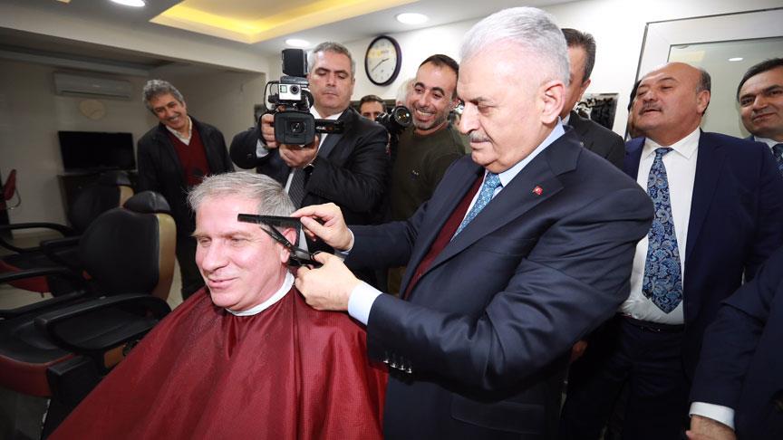 Başbakan Yıldırım berberde bir vatandaşı tıraş etti